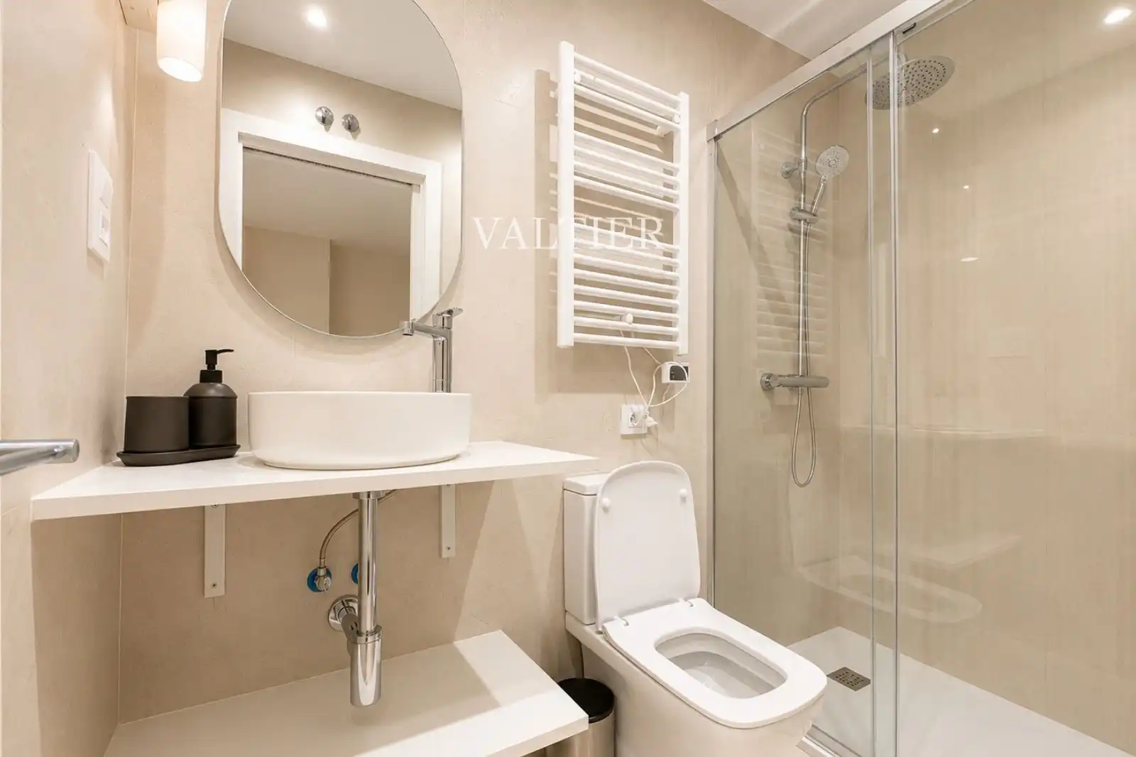 Bathroom of Flat for rent in Madrid  with Air Conditioner, Heating and Furnished