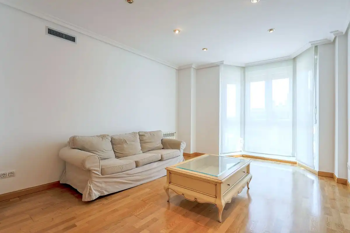 Flat with pool for sale in C. de Américo Castro