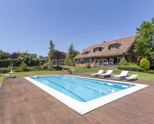 Piscina de Casa o xalet de lloguer en Ciudalcampo amb Aire condicionat, Calefacció i Jardí privat