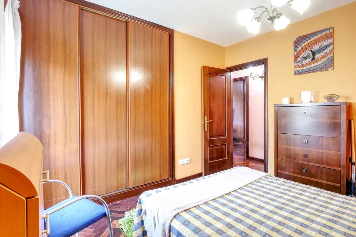 Habitación de Casa adosada en venta en A Coruña Capital  con Calefacción, Jardín privado y Parquet