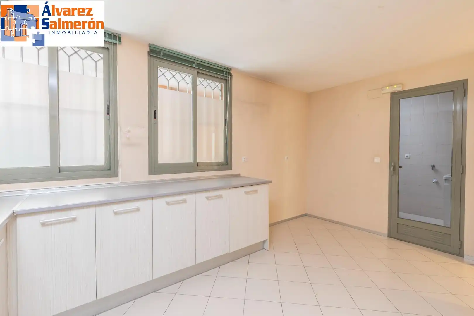 Kitchen of Flat for sale in Granada  with Air Conditioner and Heating