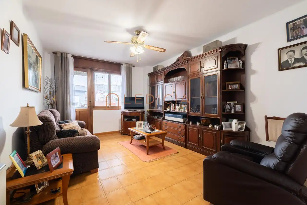 Sala d'estar de Pis en venda en Vigo  amb Calefacció, Parquet i Moblat