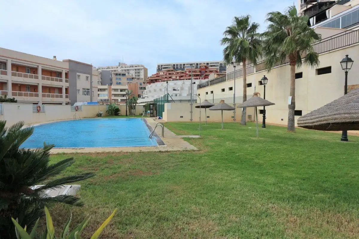 Piscina de Pis en venda en Roquetas de Mar amb Aire condicionat, Terrassa i Piscina comunitària