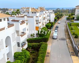 Vista exterior de Àtic en venda en Estepona amb Terrassa, Traster i Piscina