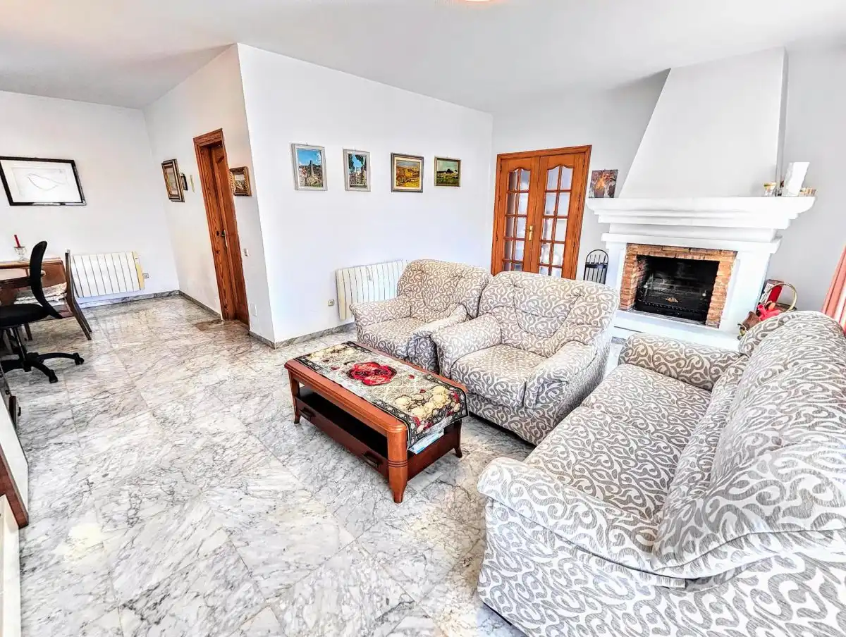 Sala d'estar de Casa o xalet en venda en Benalmádena amb Aire condicionat, Jardí privat i Terrassa