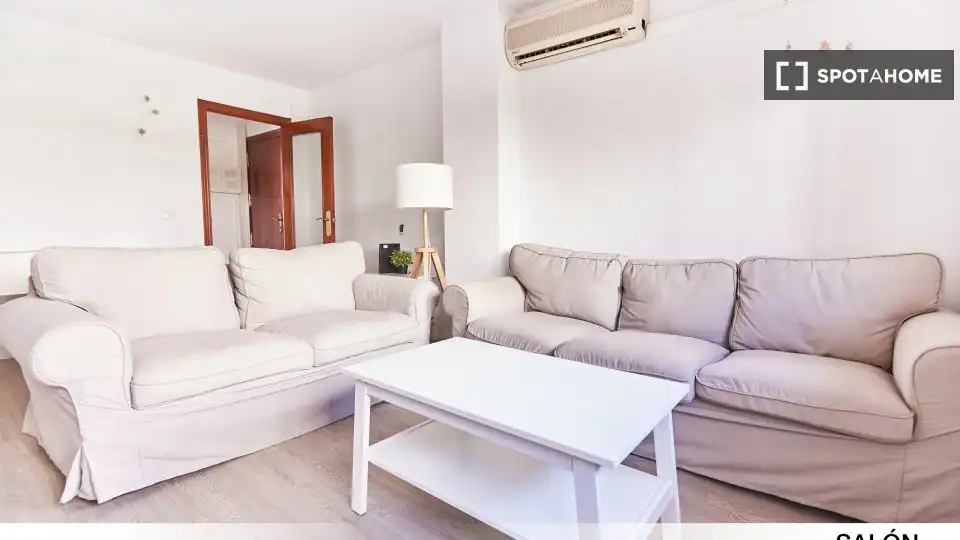 Living room of Flat for rent in Sevilla  with Air Conditioner, Heating and Furnished