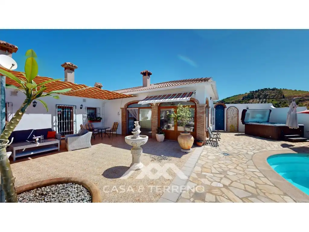 Vista exterior de Casa o xalet en venda en Iznate amb Aire condicionat, Calefacció i Jardí privat