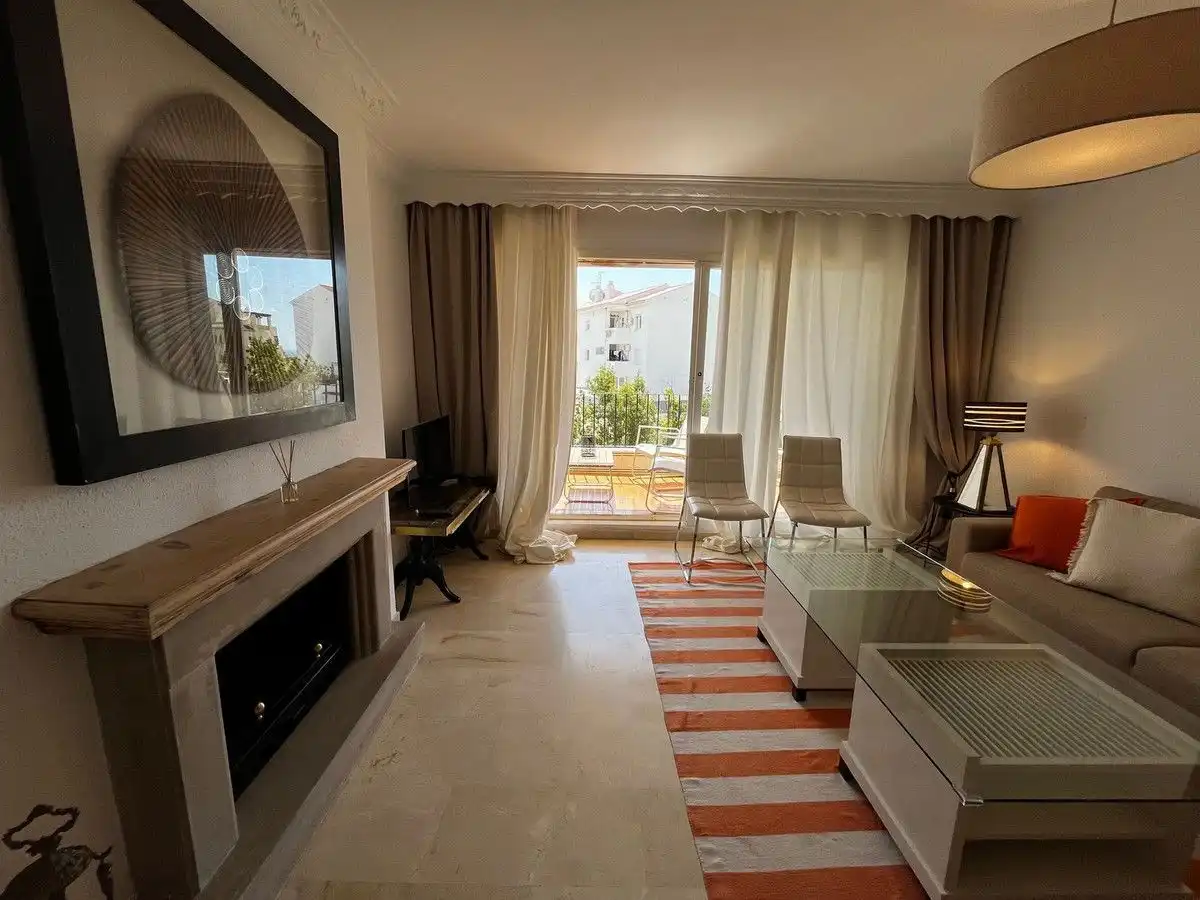 Sala de estar de Apartamento de alquiler en Estepona con Terraza, Amueblado y Piscina comunitaria