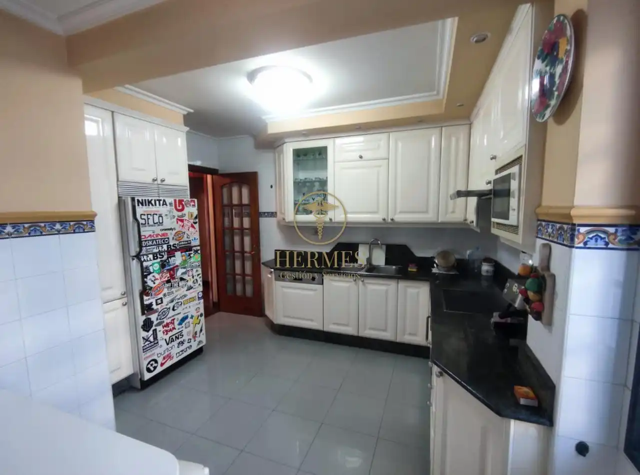 Cocina de Piso en venta en Vigo  con Calefacción, Parquet y Terraza