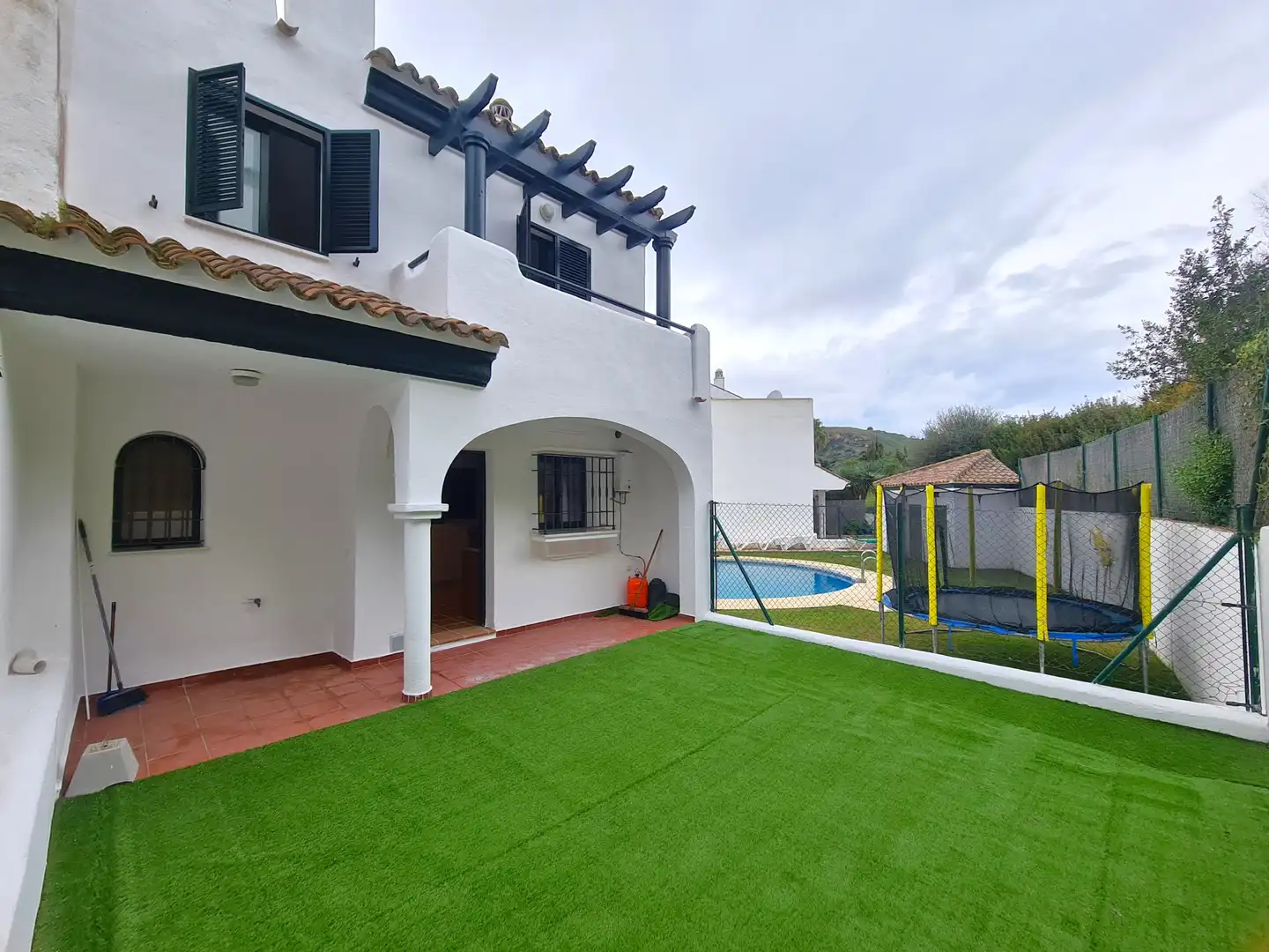 Jardín de Casa adosada en venta en Manilva con Terraza, Jacuzzi y Internet