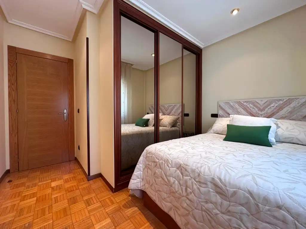 Habitación de Piso en venta en Gijón  con Calefacción, Parquet y Horno