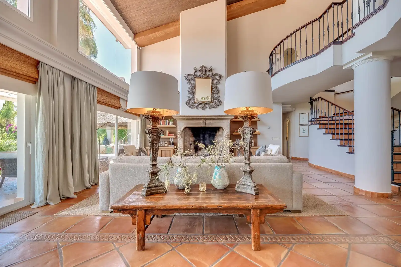 Sala d'estar de Casa o xalet en venda en Marbella amb Aire condicionat, Jardí privat i Terrassa