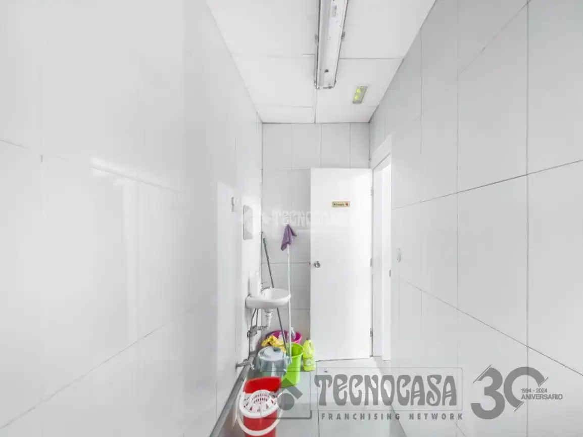 Badezimmer von Geschaftsraum zur Miete in Madrid mit Klimaanlage