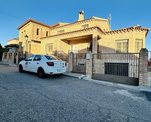 Vista exterior de Casa o xalet en venda en Cuerva amb Calefacció i Balcó