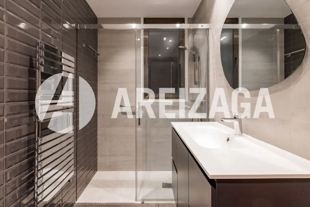 Baño de Piso en venta en Donostia - San Sebastián  con Calefacción, Terraza y Balcón