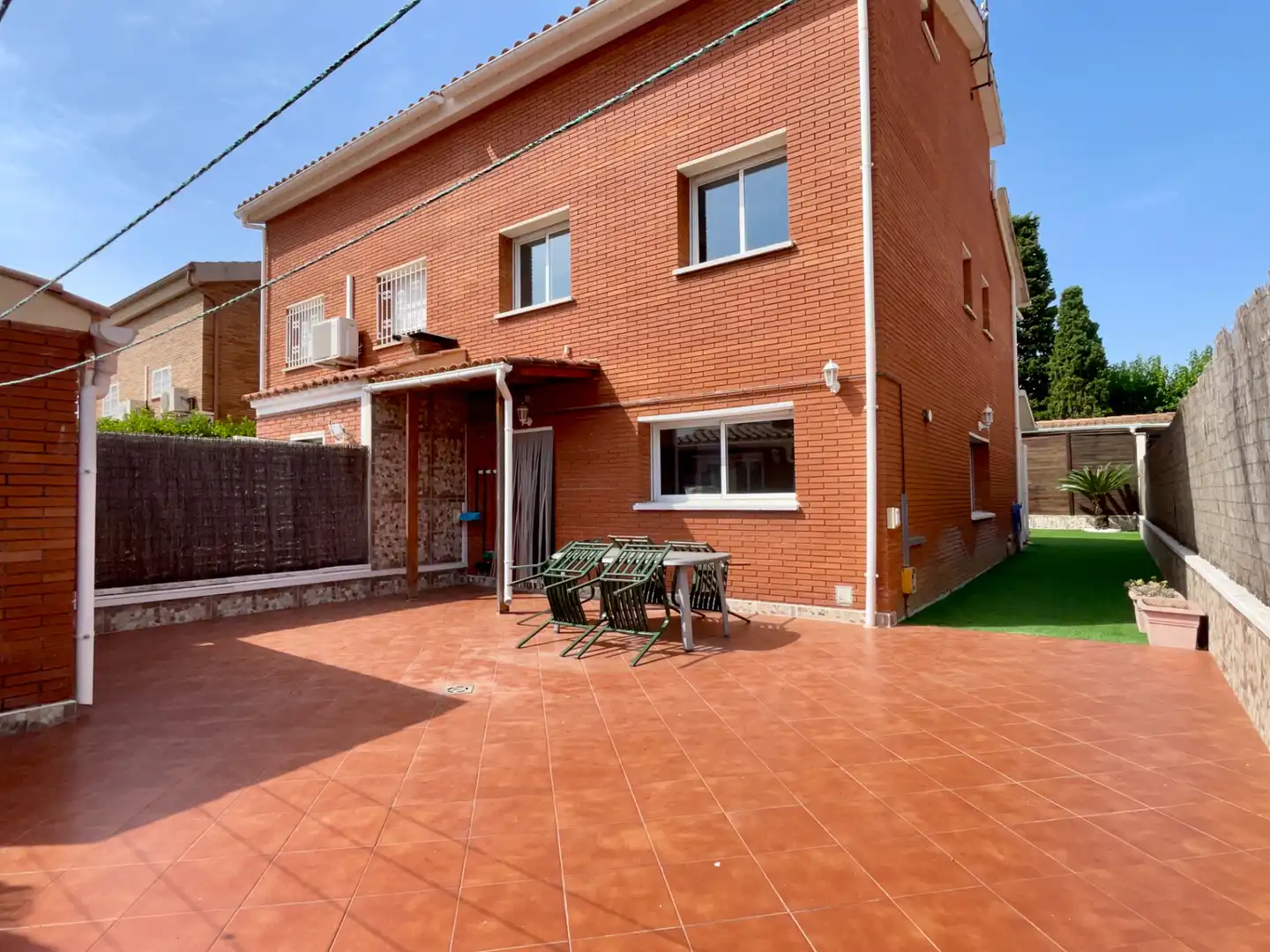 Außenansicht von Einfamilien-Reihenhaus zum Verkauf in Sant Vicenç de Montalt mit Klimaanlage, Heizung und Privatgarten