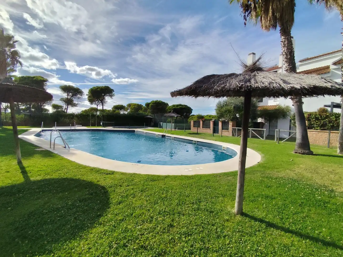 Piscina de Casa adosada en venta en El Portil con Amueblado