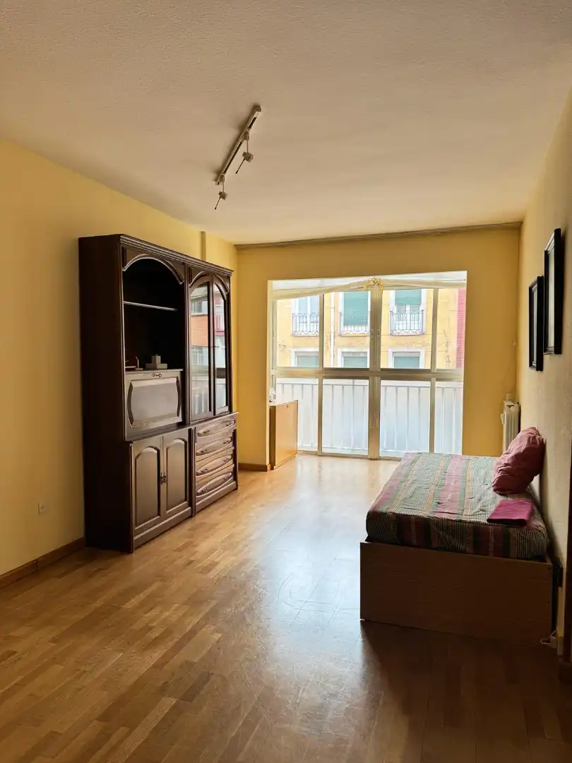 Bedroom of Flat for sale in Valladolid  with Heating, Parquet flooring and Furnished