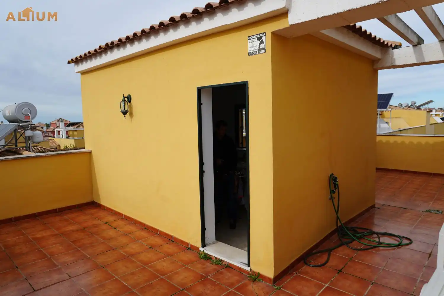 Terrassa de Casa o xalet en venda en Dos Hermanas amb Aire condicionat, Traster i Piscina comunitària