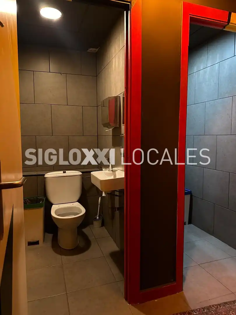 Baño de Local en traspaso en Barcelona con Aire acondicionado