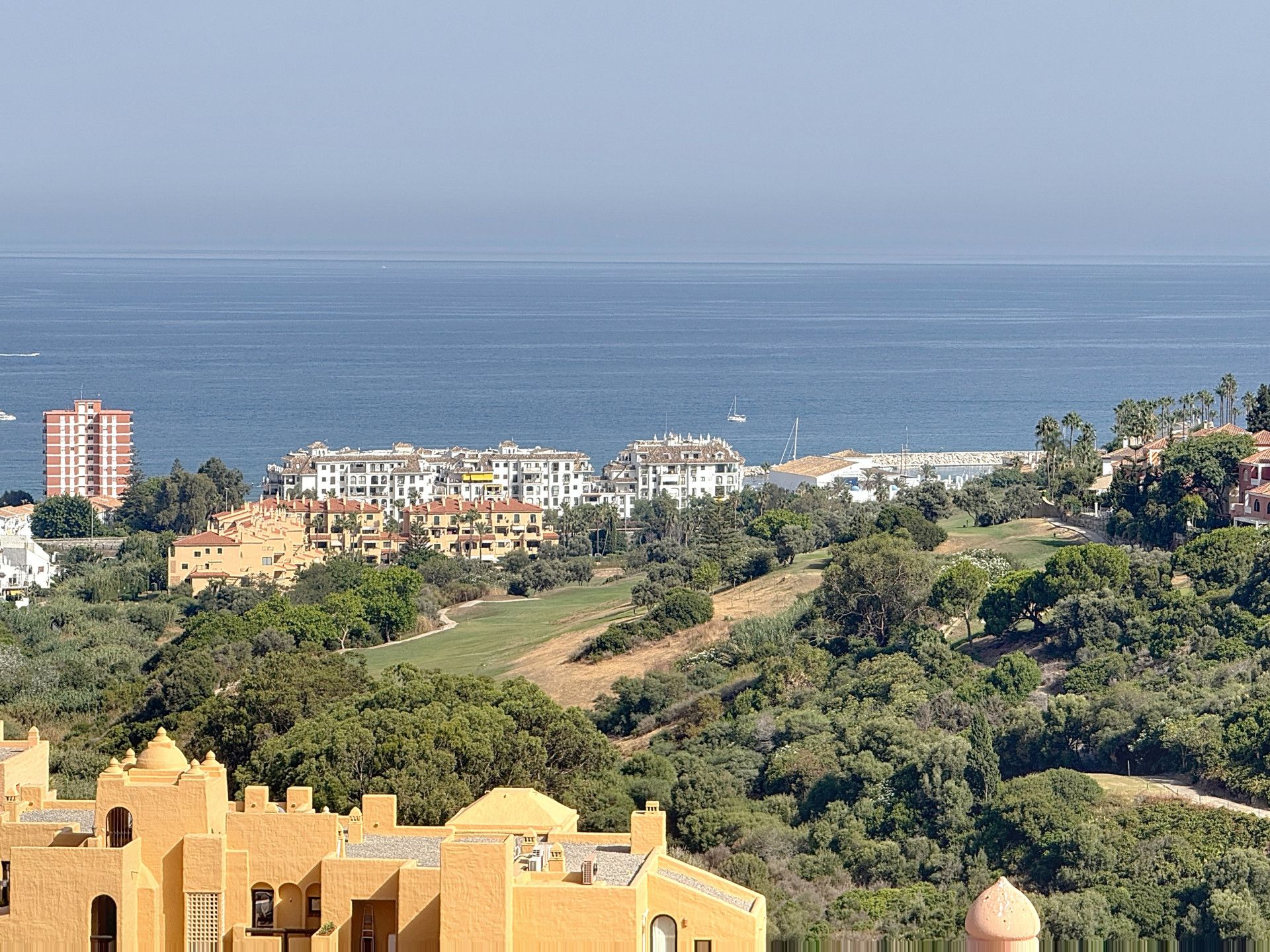 Vista exterior de Àtic en venda en Manilva amb Aire condicionat, Terrassa i Traster