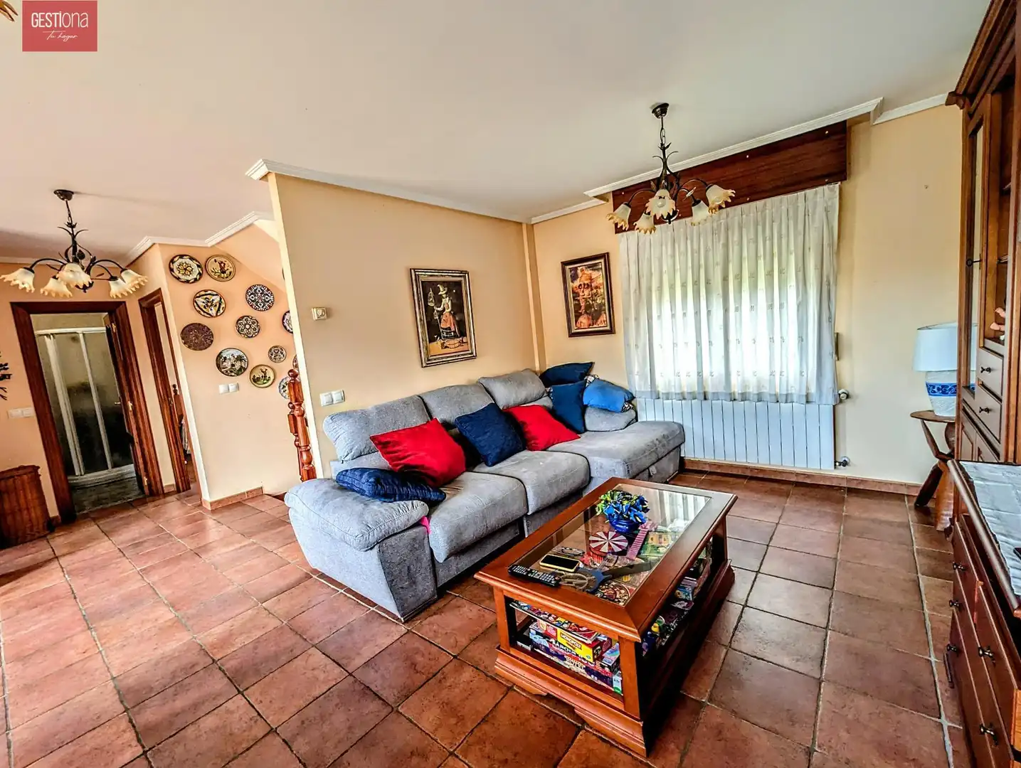 Sala d'estar de Casa adosada en venda en Arnuero amb Calefacció, Jardí privat i Terrassa