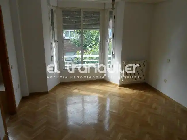 Maisonette zur Miete in Avenida Orense, Los Arroyos