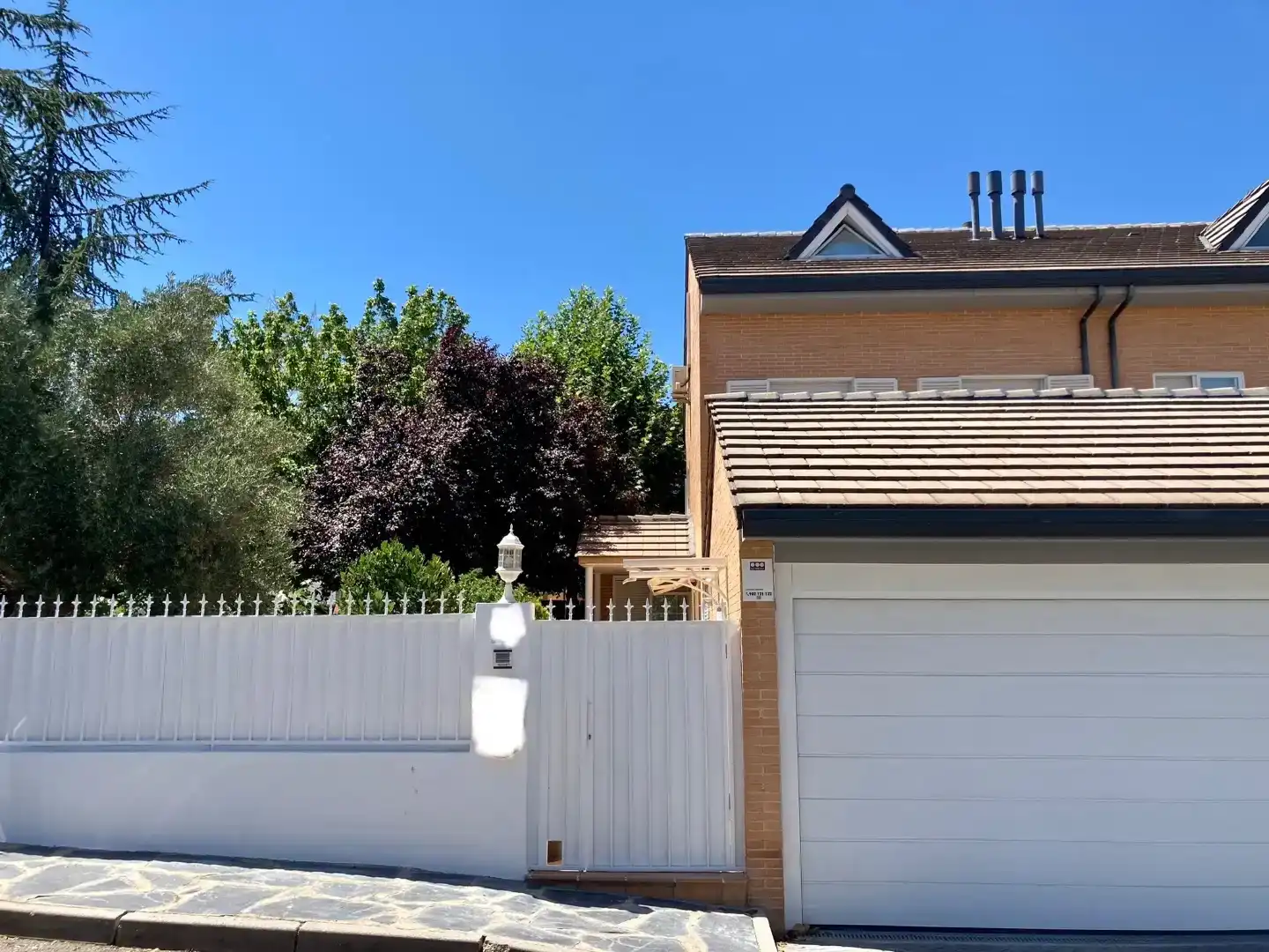 Vista exterior de Pis en venda en Valdemorillo amb Aire condicionat, Jardí privat i Piscina