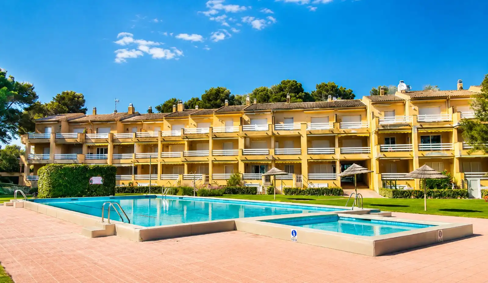 Vista exterior de Apartament en venda en Mont-roig del Camp amb Aire condicionat, Jardí privat i Terrassa