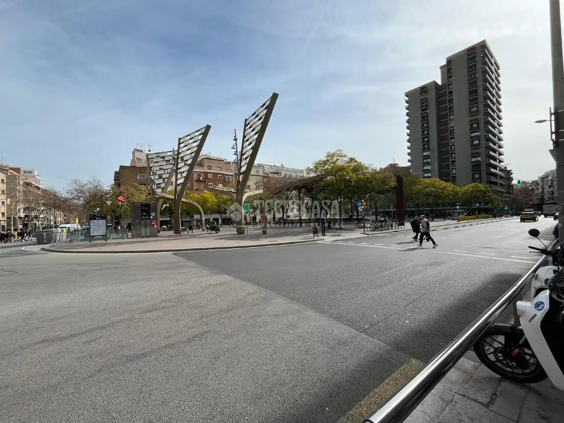 Vista exterior de Edificio en venta en Barcelona