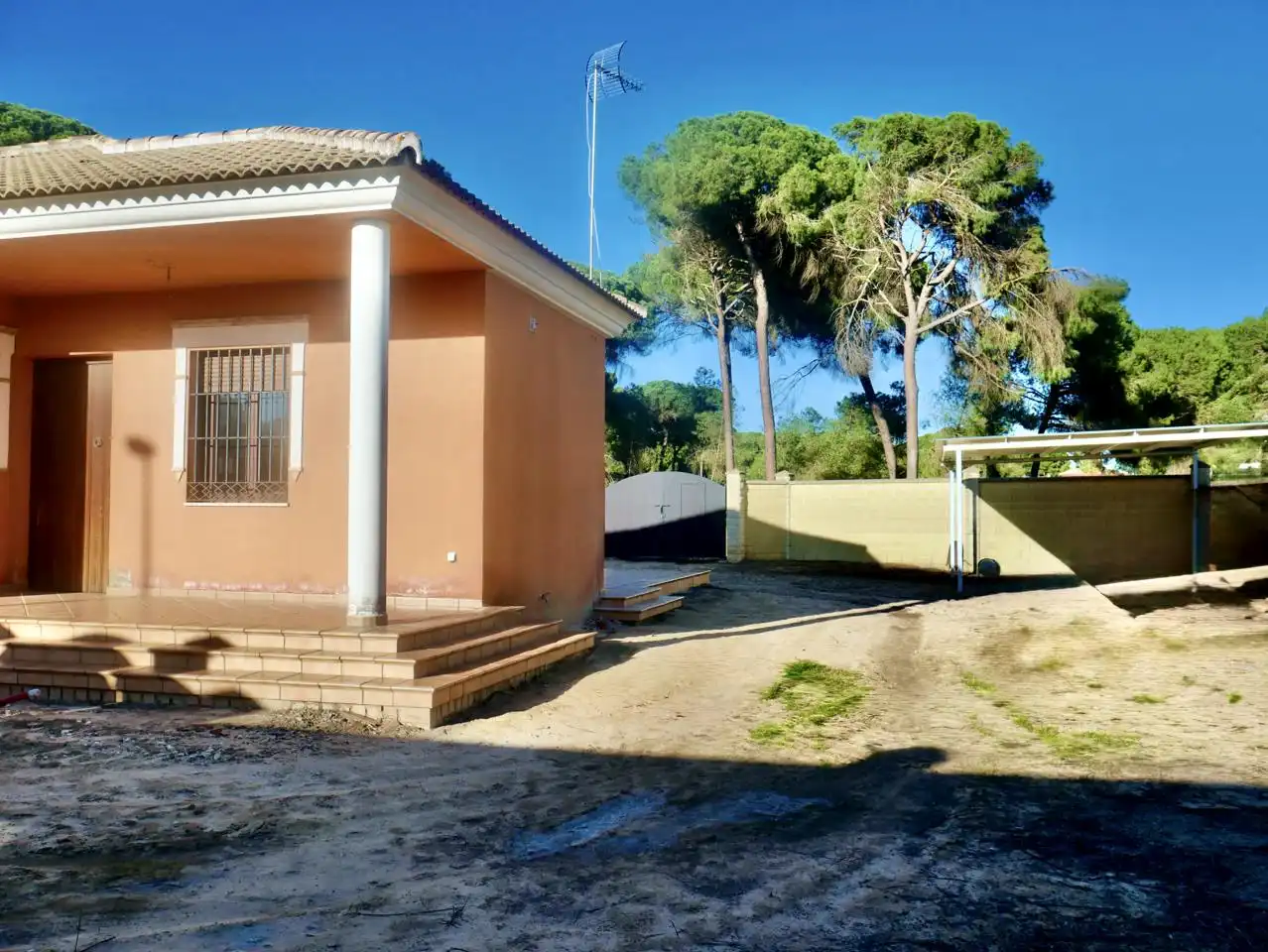 Vista exterior de Casa o xalet en venda en Hinojos amb Jardí privat i Moblat