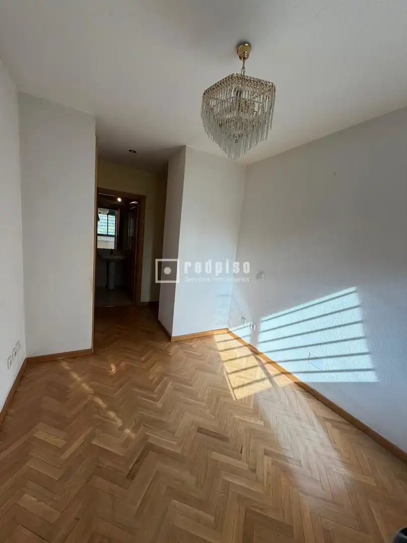 Bedroom of Flat for sale in Madrid  with Heating, Private garden and Parquet flooring