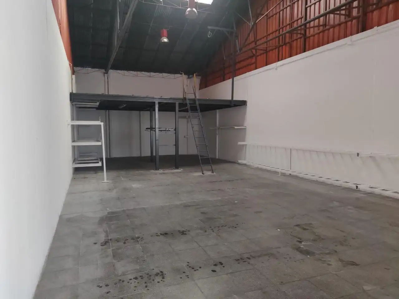 Nau industrial en venda en Peligros amb Alarma