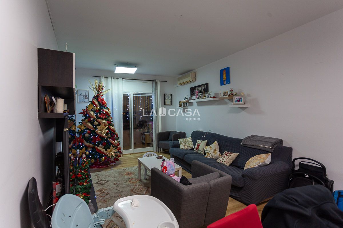 Sala de estar de Piso en venta en L'Hospitalet de Llobregat con Calefacción y Balcón