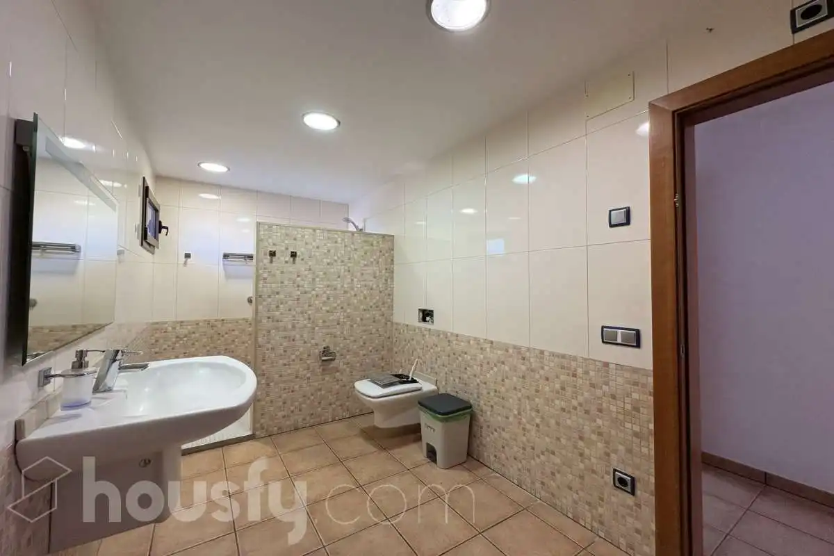 Baño de Casa o chalet en venta en Sant Julià de Ramis con Calefacción, Jardín privado y Terraza