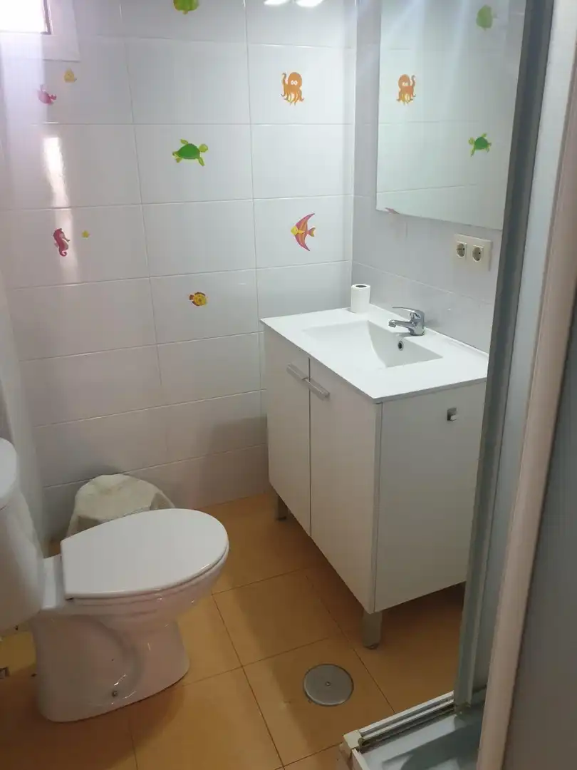 Baño de Piso para compartir en Jaén con Aire acondicionado
