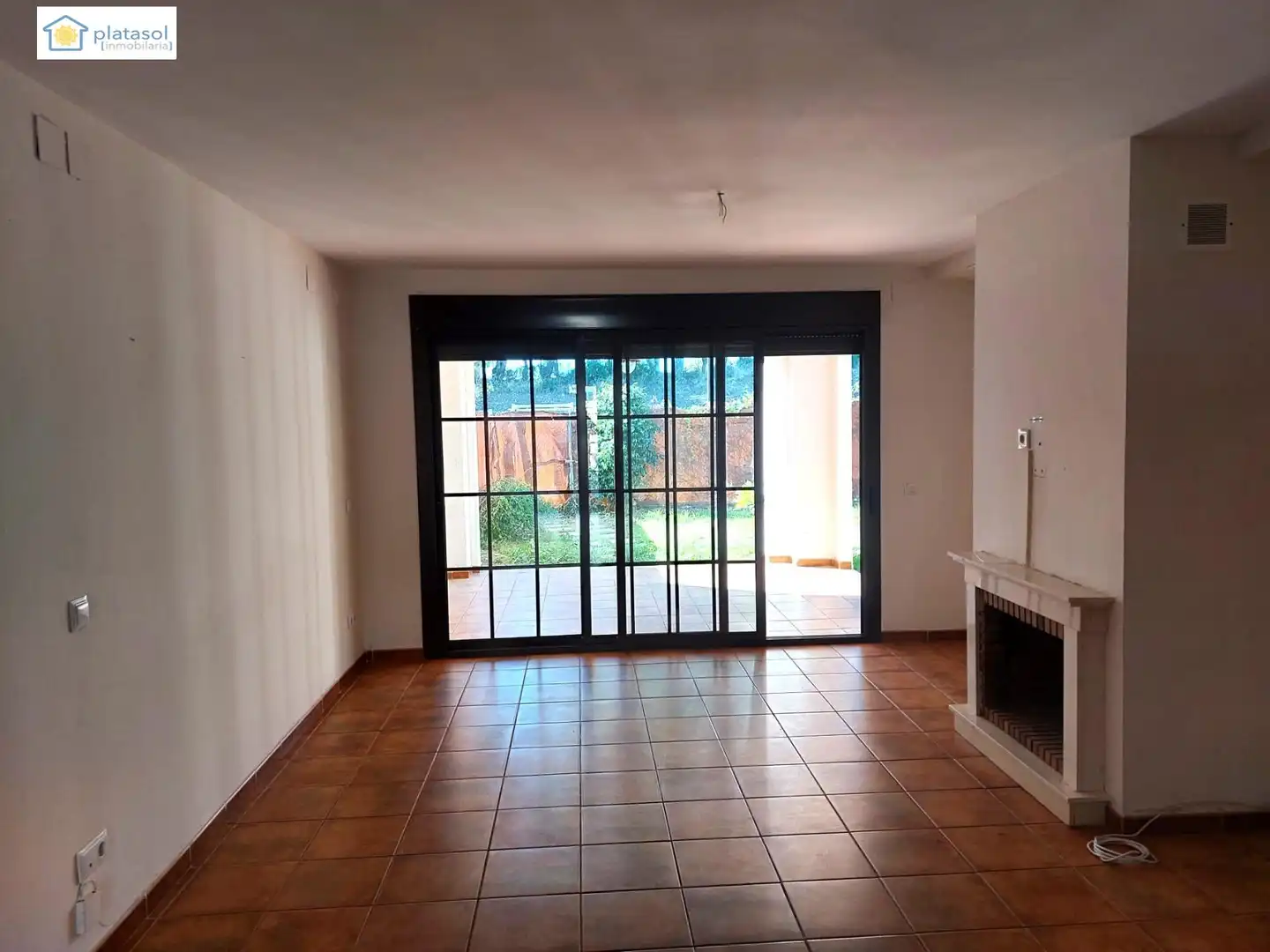 Sala d'estar de Casa adosada en venda en Guillena amb Aire condicionat, Calefacció i Jardí privat