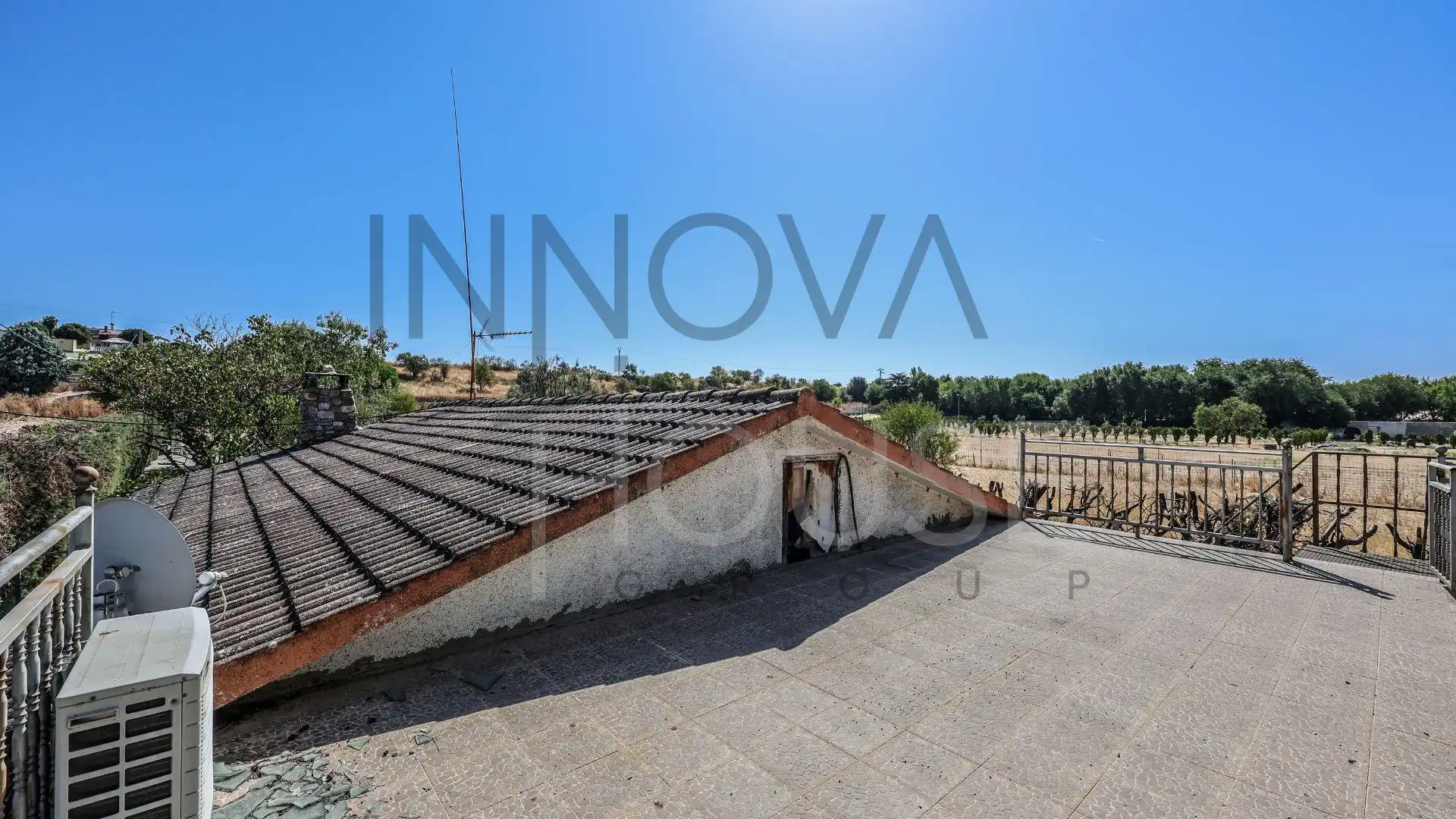 Vista exterior de Casa o xalet en venda en Talamanca de Jarama amb Jardí privat, Terrassa i Piscina