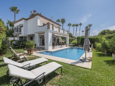 Casa con balcón en venta en MONTE CALAHONDA 11