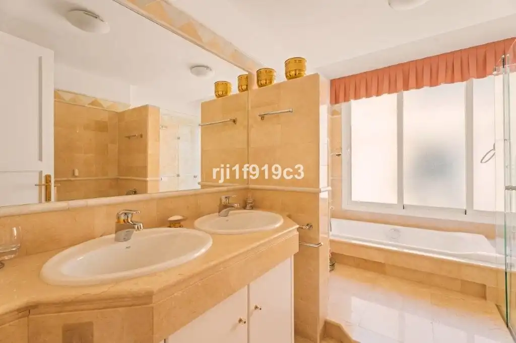 Baño de Apartamento en venta en Marbella con Terraza, Trastero y Amueblado