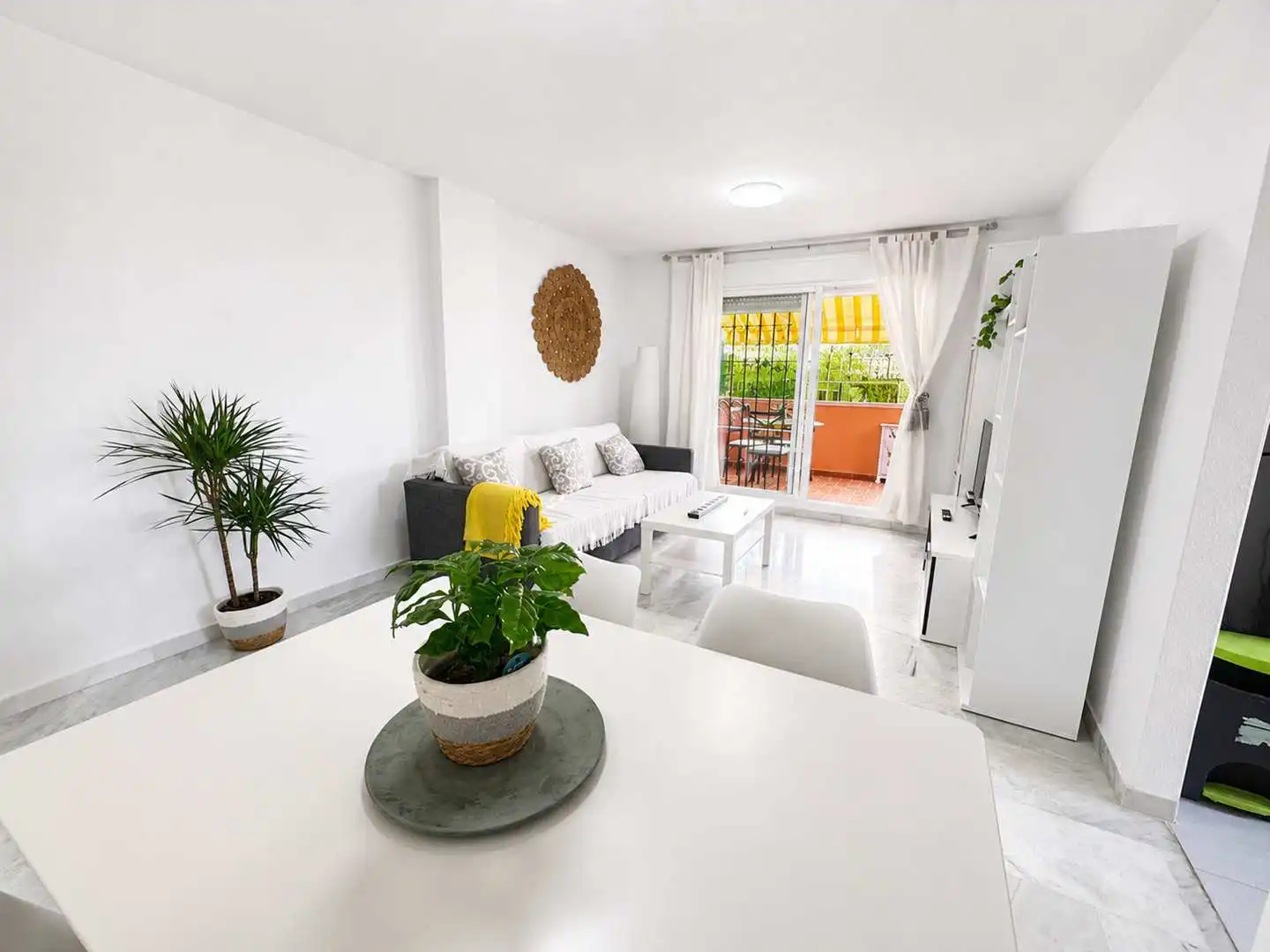 Sala de estar de Planta baja en venta en Manilva con Jardín privado, Terraza y Trastero