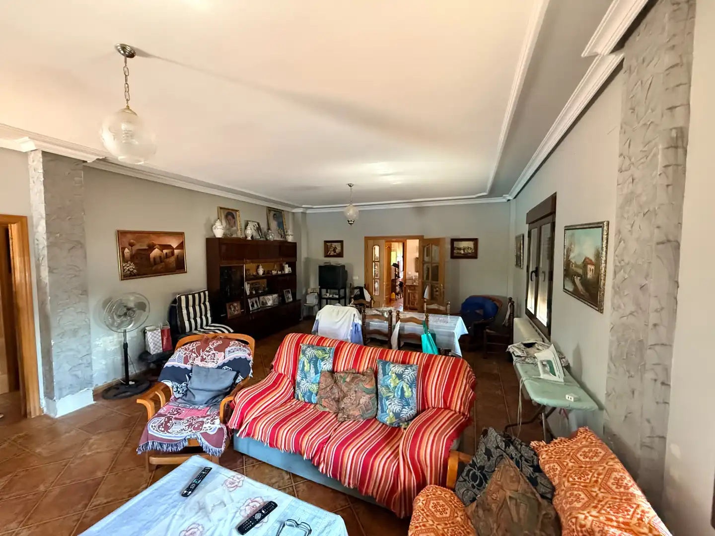 Sala d'estar de Finca rústica en venda en Tomelloso amb Jardí privat, Piscina i Moblat