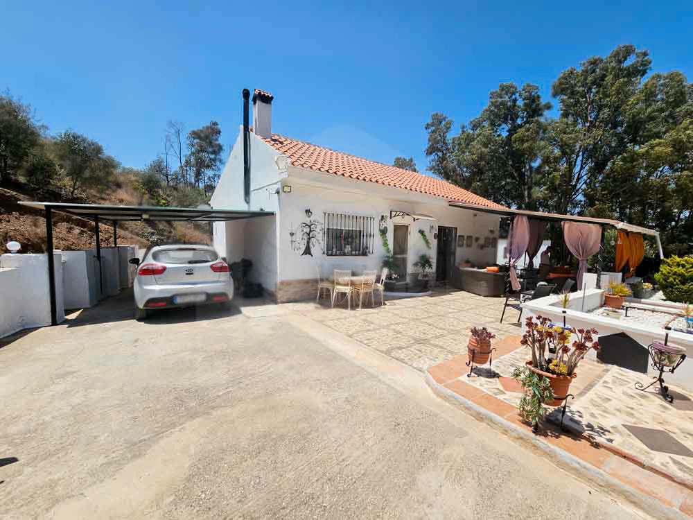 Vista exterior de Finca rústica en venda en Pizarra amb Piscina