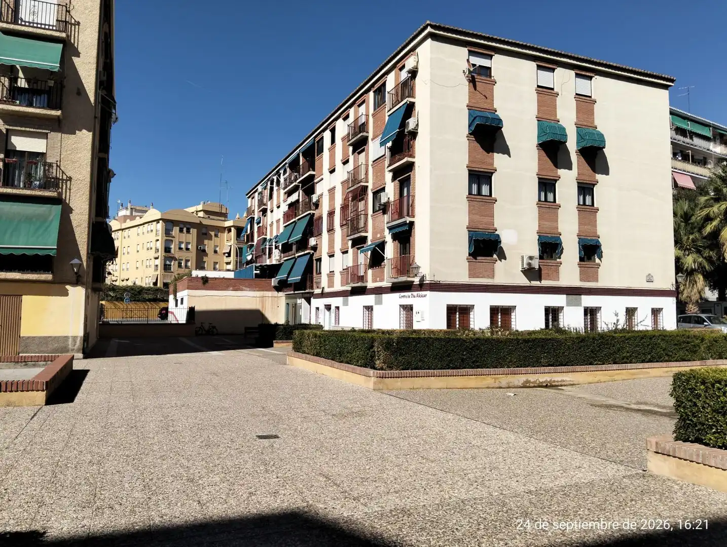 Vista exterior de Local de lloguer en Granada