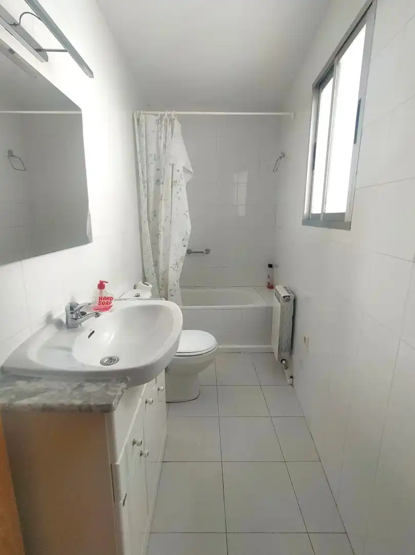Bany de Apartament en venda en Haro amb Calefacció, Terrassa i Moblat