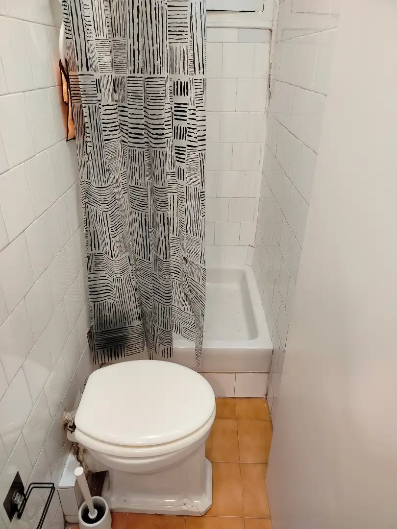 Baño de Piso de alquiler en Barcelona con Horno y Balcón
