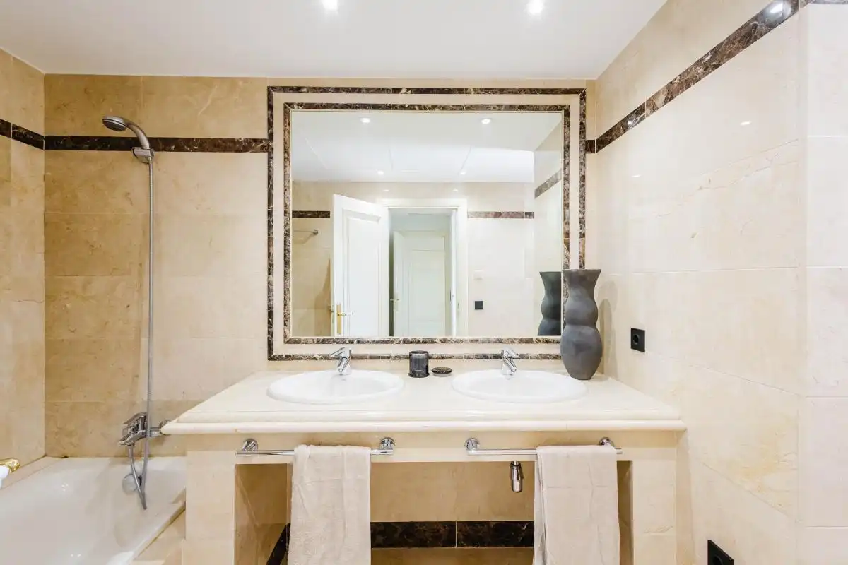 Baño de Dúplex en venta en Marbella con Aire acondicionado, Calefacción y Jardín privado
