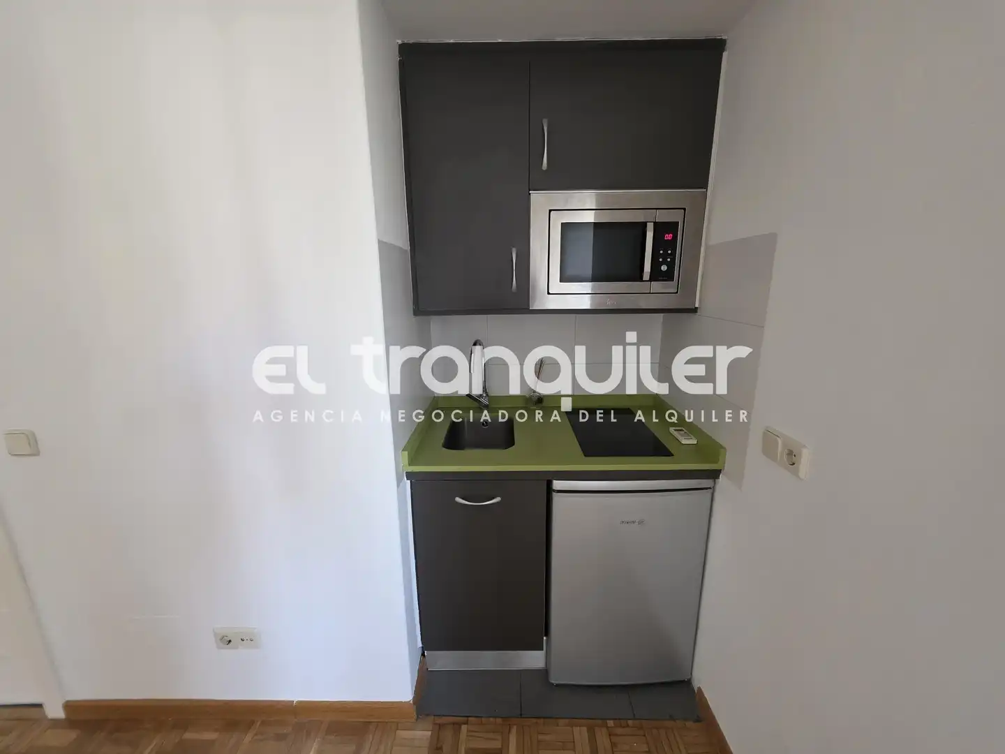 Kitchen of Study for rent in Madrid  with Air Conditioner, Parquet flooring and Washing machine
