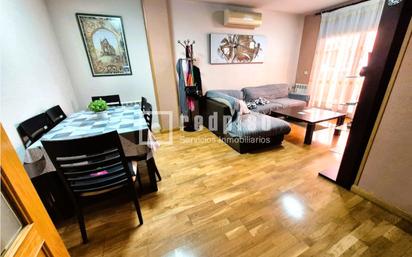 Living room of Flat for sale in Parla  with Air Conditioner, Heating and Parquet flooring
