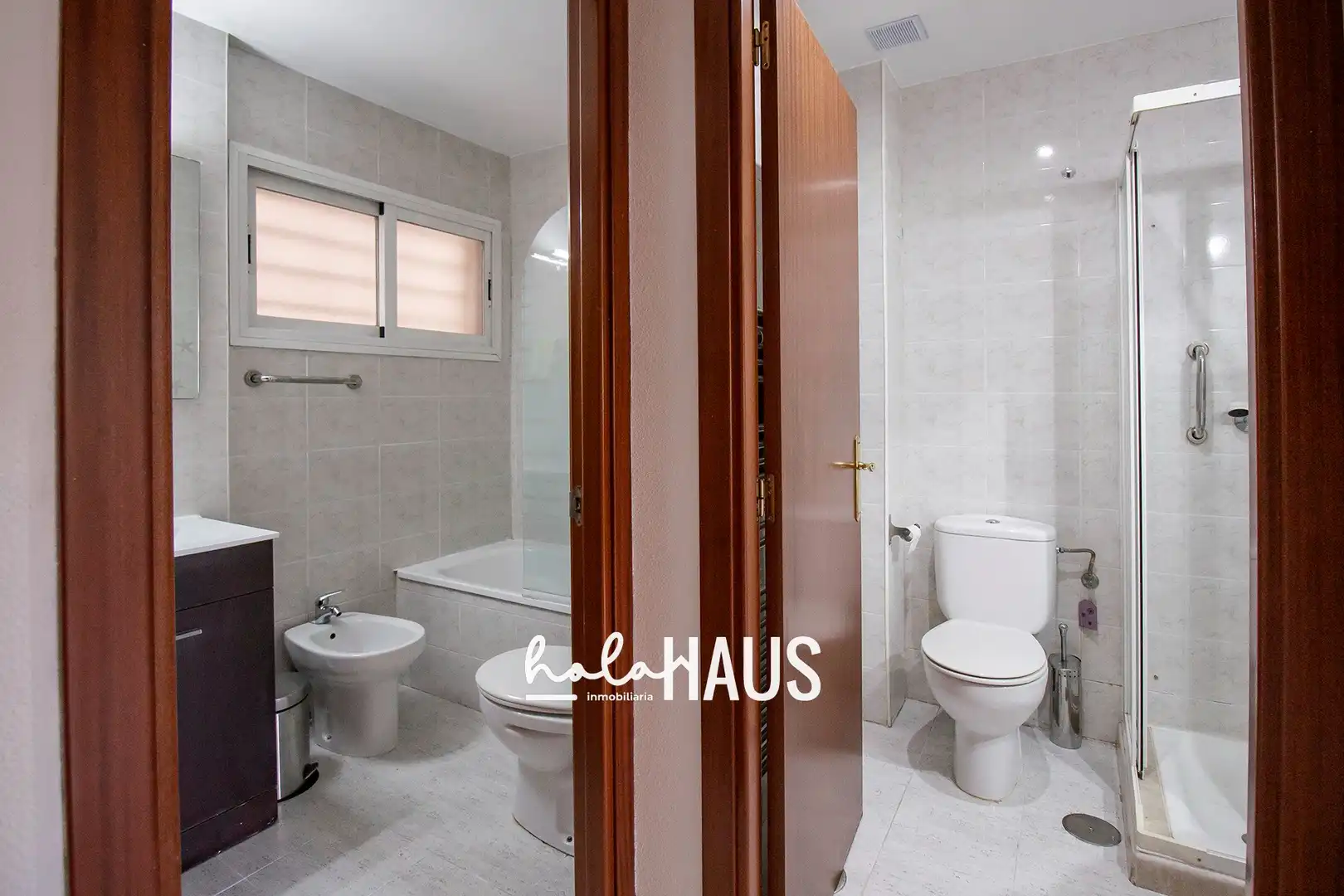 Bathroom of Flat for sale in Madrid  with Air Conditioner, Heating and Storage room